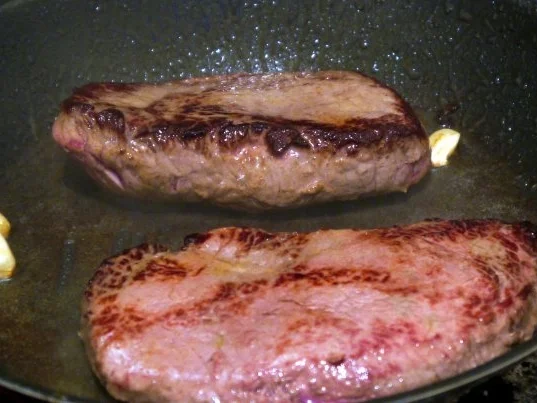 Rezept: Rinderhüftsteak mit Thymianpaprika und gebratenen Kartoffeln und Pfeffersauce Bild Nr. 3 Rinderhüftsteak mit Thymianpaprika und gebratenen Kartoffeln und Pfeffersauce - Rezept - Bild Nr. 3