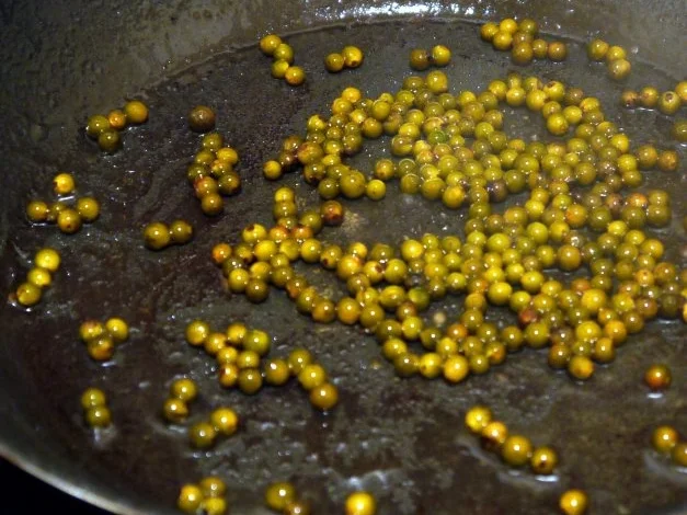 Rezept: Rinderhüftsteak mit Thymianpaprika und gebratenen Kartoffeln und Pfeffersauce Bild Nr. 4 Rinderhüftsteak mit Thymianpaprika und gebratenen Kartoffeln und Pfeffersauce - Rezept - Bild Nr. 4