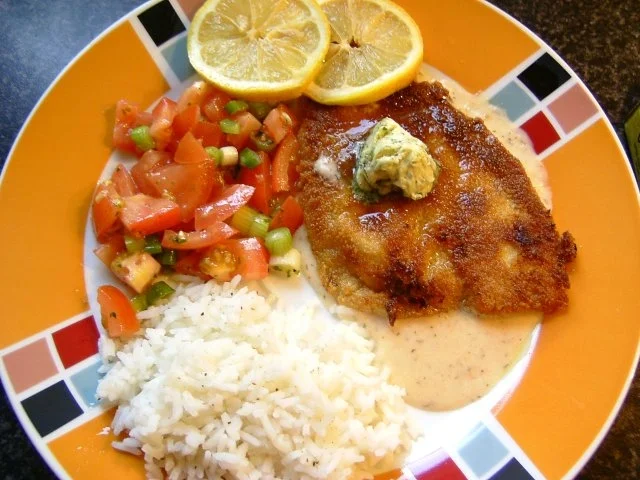 Rezept: SCHOLLENFILET PANIERT in illusterer Gesellschaft SCHOLLENFILET PANIERT in illusterer Gesellschaft - Rezept