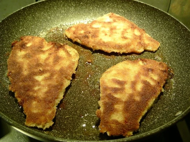 Rezept: SCHOLLENFILET PANIERT in illusterer Gesellschaft Bild Nr. 4 SCHOLLENFILET PANIERT in illusterer Gesellschaft - Rezept - Bild Nr. 4