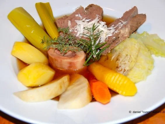 Rezept: POT - AU - FEU A L'ANCIENNE / SUPPENFLEISCH NACH ALTER ART Bild Nr. 12 POT - AU - FEU A L'ANCIENNE / SUPPENFLEISCH NACH ALTER ART - Rezept - Bild Nr. 12