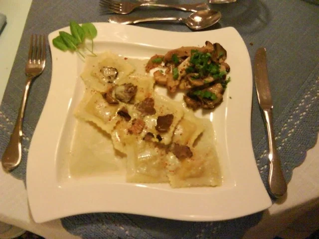 Rezept: Trüffel-Ravioli an Zitronen/Sauerampfersauce mit Pilzallerlei Trüffel-Ravioli an Zitronen/Sauerampfersauce mit Pilzallerlei - Rezept