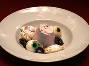 Poffertjes mit Eis und Heidelbeermarmelade, dazu süße Schafsaugen à la Alexander - Rezept