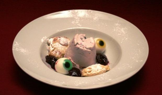 Poffertjes mit Eis und Heidelbeermarmelade, dazu süße Schafsaugen à la ...