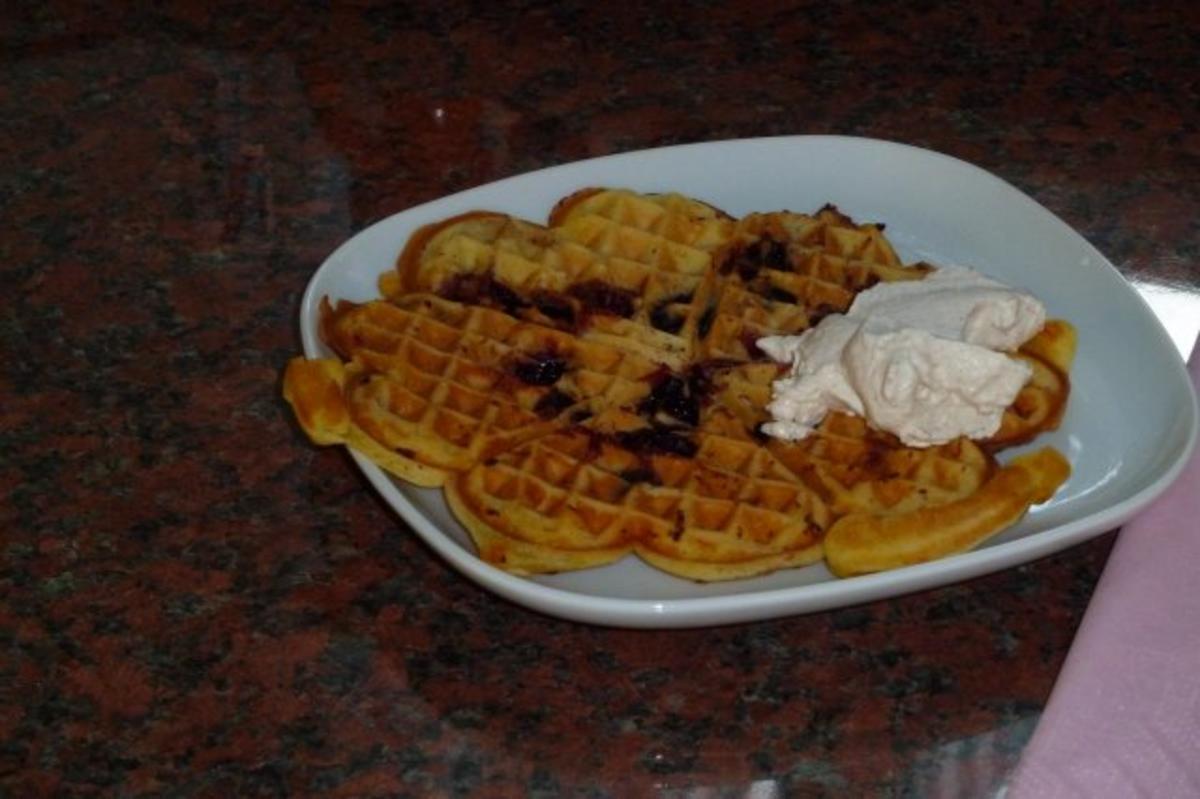 Heidelbeerwaffeln mit Sahne - Rezept - Bild Nr. 2