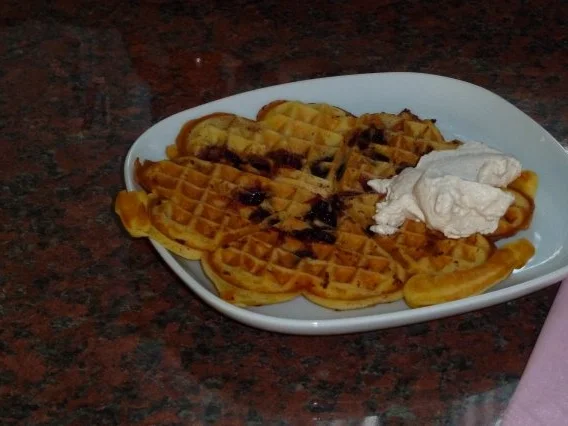 Heidelbeerwaffeln mit Sahne - Rezept - Bild Nr. 2
