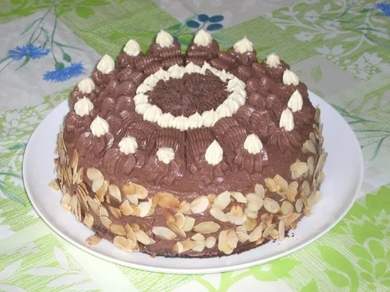 Rezept: Buttercreme-Schoko-Torte mit Kirschen Buttercreme-Schoko-Torte mit Kirschen - Rezept