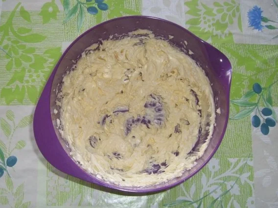 Rezept: Buttercreme-Schoko-Torte mit Kirschen Bild Nr. 3 Buttercreme-Schoko-Torte mit Kirschen - Rezept - Bild Nr. 3