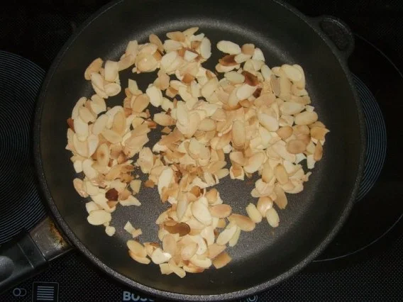 Rezept: Buttercreme-Schoko-Torte mit Kirschen Bild Nr. 10 Buttercreme-Schoko-Torte mit Kirschen - Rezept - Bild Nr. 10