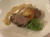 Überbackene Hühnerbrust auf Salatbett mit Rosmarin-Kartoffelecken - Rezept