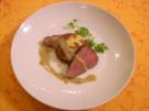Pochiertes Rinderfilet mit Estragonsoße an Grießplätzchen auf Raukebett - Rezept