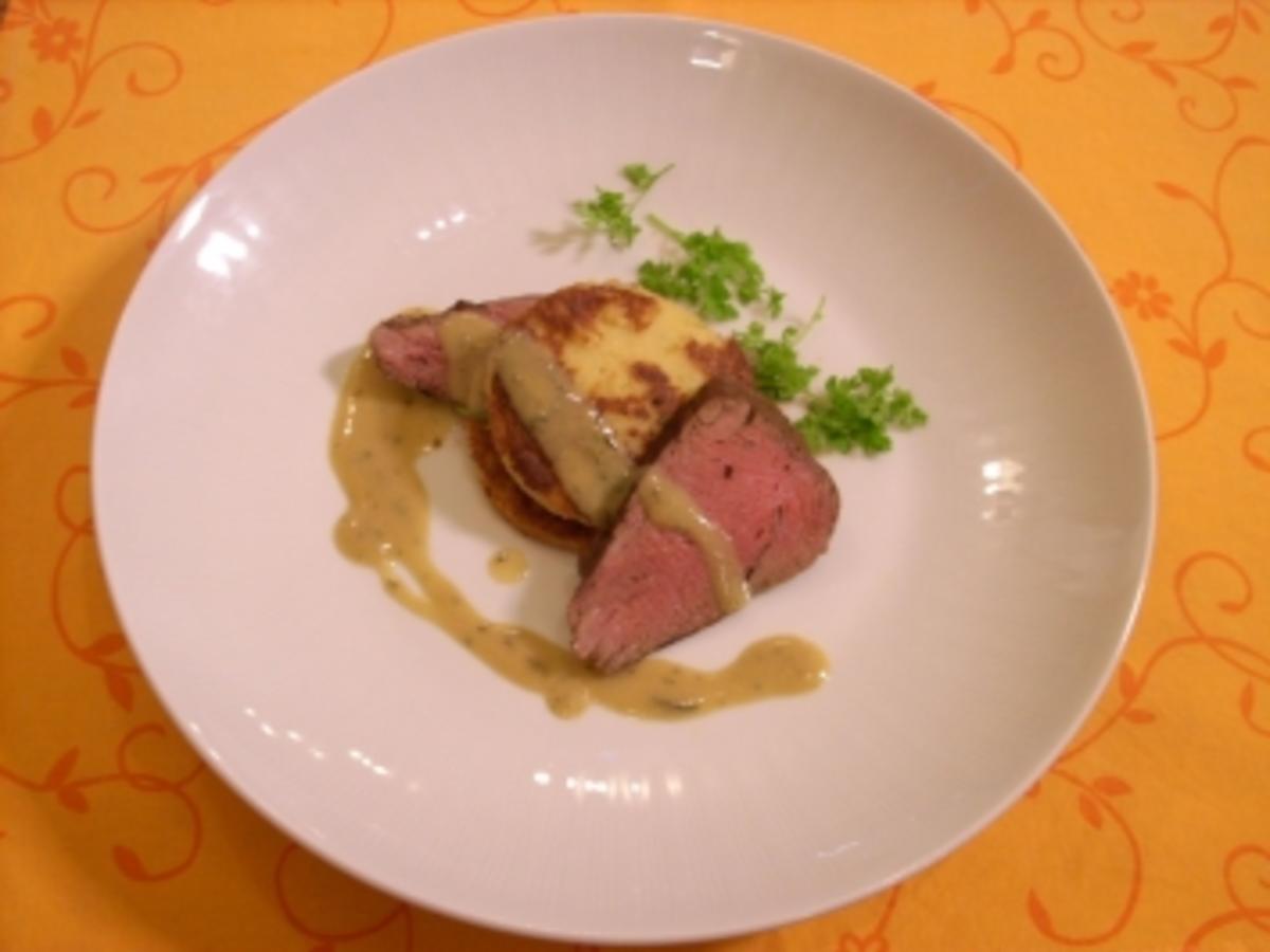 Pochiertes Rinderfilet mit Estragonsoße an Grießplätzchen auf Raukebett ...