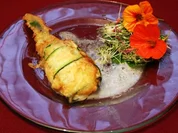 Kapuzinerkressesalat und Zucchiniblüten, gefüllt mit Mozzarella und Kräutern - Rezept