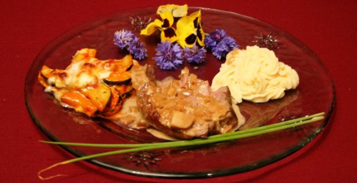 Gebratene Lammkeule mit überbackenem Tian und Holunder-Kartoffelpüree - Rezept
