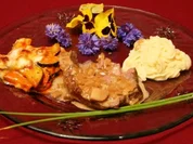 Gebratene Lammkeule mit überbackenem Tian und Holunder-Kartoffelpüree - Rezept