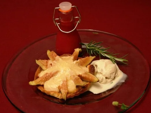 Rezept: Backteigüberraschung mit Feige, Mandeln und Rosmarin Backteigüberraschung mit Feige, Mandeln und Rosmarin - Rezept