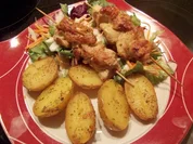 Rezept: ROSMARINKARTOFFELN mit PUTENSPIEรE und Salatbuquett ROSMARINKARTOFFELN mit PUTENSPIEรE und Salatbuquett - Rezept