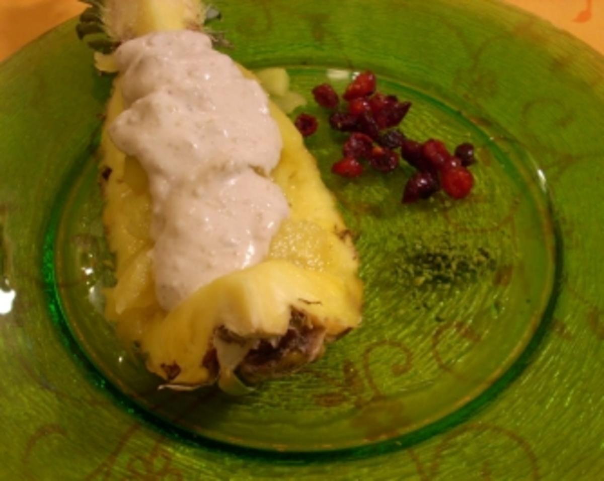 Bilder für Ananas-Schiffchen mit Honig-Nusscreme und Champagner-Sorbet - Rezept