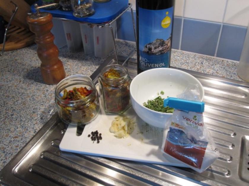Getrocknete Tomaten aus dem Garten, eingelegt in Olivenöl - einfach ...