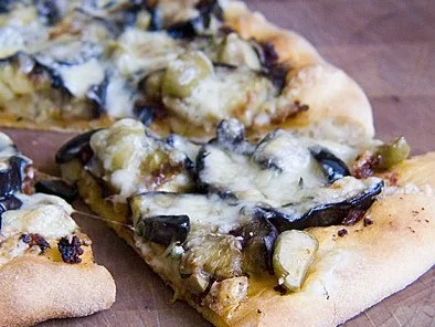 Auberginenpizza mit Oliven - Rezept
