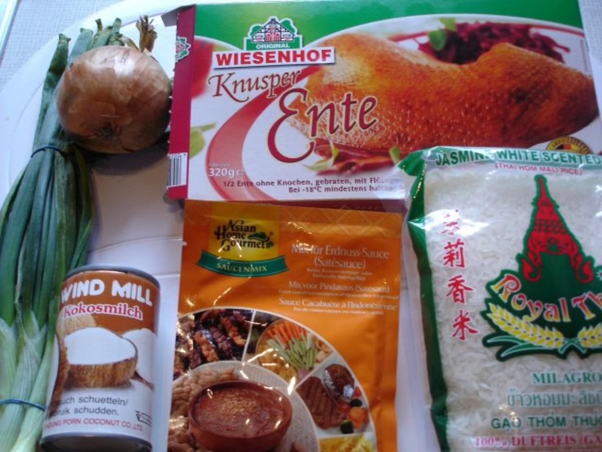 Chinesische Knusperente auf Gemüsebett mit Erdnuss-Sauce und Reis - Rezept