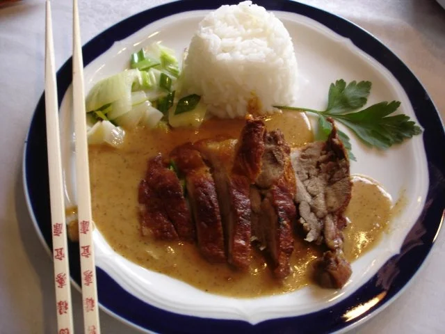 Rezept: Chinesische Knusperente auf Gemüsebett mit Erdnuss-Sauce und Reis Bild Nr. 21 Chinesische Knusperente auf Gemüsebett mit Erdnuss-Sauce und Reis - Rezept - Bild Nr. 21