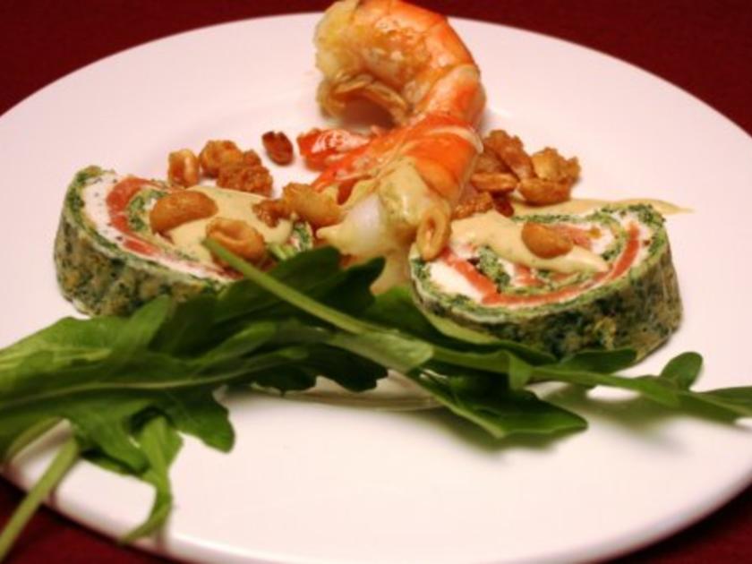 Scampi auf Spinat-Lachs-Crêpes mit Honig-Senf-Dill-Soße, Rucola und ...