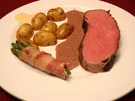 Roastbeef in Portwein-Soße mit Kartoffelecken und Bohnen im Speckmantel - Rezept