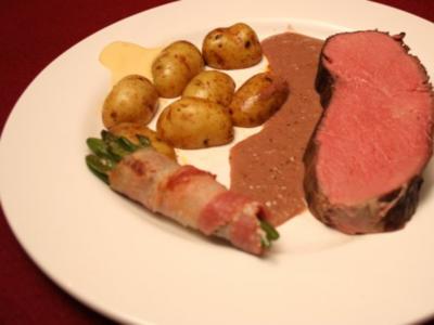 Roastbeef in Portwein-Soße mit Kartoffelecken und Bohnen im Speckmantel - Rezept