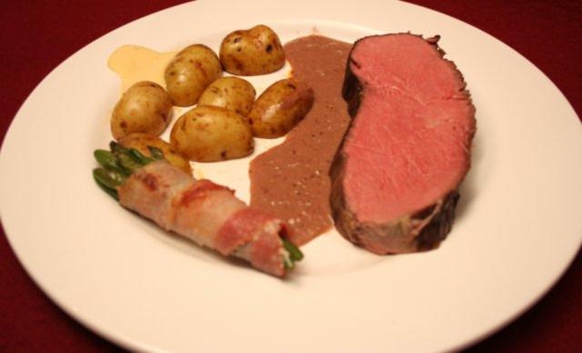 Roastbeef In Portwein Sosse Mit Kartoffelecken Und Bohnen Im Speckmantel Rezept Kochbar De