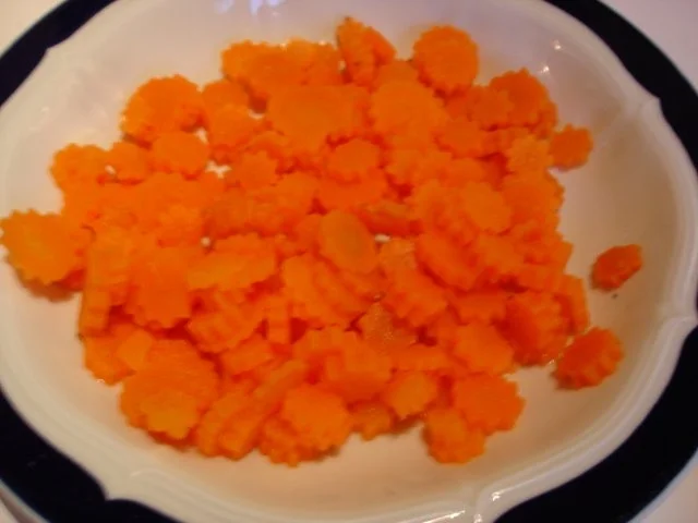 Rezept: Kotelett mit Möhrenblüten und Kartoffelbrei Bild Nr. 6 Kotelett mit Möhrenblüten und Kartoffelbrei - Rezept - Bild Nr. 6