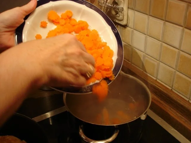 Rezept: Kotelett mit Möhrenblüten und Kartoffelbrei Bild Nr. 13 Kotelett mit Möhrenblüten und Kartoffelbrei - Rezept - Bild Nr. 13