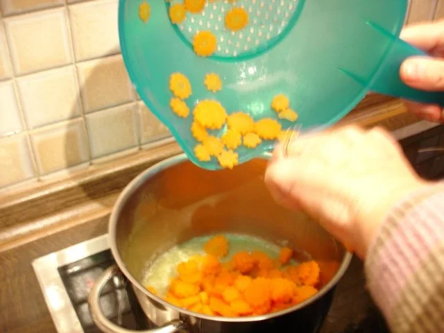 Rezept: Kotelett mit Möhrenblüten und Kartoffelbrei Bild Nr. 16 Kotelett mit Möhrenblüten und Kartoffelbrei - Rezept - Bild Nr. 16