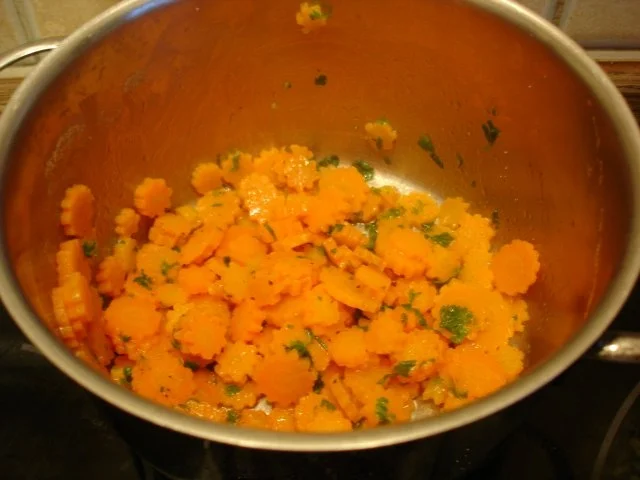 Rezept: Kotelett mit Möhrenblüten und Kartoffelbrei Bild Nr. 18 Kotelett mit Möhrenblüten und Kartoffelbrei - Rezept - Bild Nr. 18