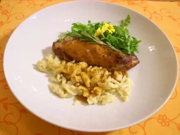Kaninchenkeulen in Knoblauch-Rotweinsoße an Spätzle - Rezept