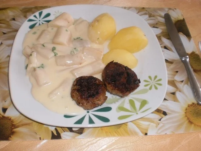 Rezept: Schwarzwurzel in Käse-Sahnesoße zu Frikadellen mit Salzkartoffeln Schwarzwurzel in Käse-Sahnesoße zu Frikadellen mit Salzkartoffeln - Rezept