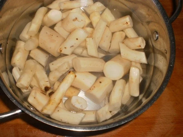 Rezept: Schwarzwurzel in Käse-Sahnesoße zu Frikadellen mit Salzkartoffeln Bild Nr. 3 Schwarzwurzel in Käse-Sahnesoße zu Frikadellen mit Salzkartoffeln - Rezept - Bild Nr. 3