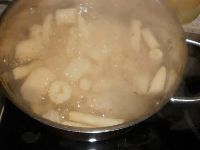 Rezept: Schwarzwurzel in Käse-Sahnesoße zu Frikadellen mit Salzkartoffeln Bild Nr. 4 Schwarzwurzel in Käse-Sahnesoße zu Frikadellen mit Salzkartoffeln - Rezept - Bild Nr. 4