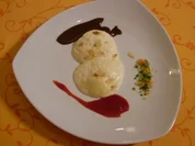 Nocken aus Marzipanmousse auf Himbeerpüree mit Chili-Schokosoße - Rezept