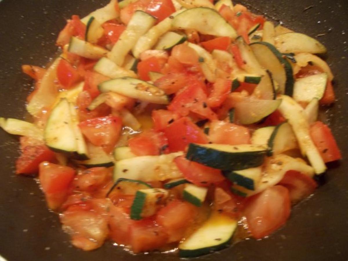 Gebratenes Fischfilet auf Zucchini-Tomatengemüse mit kleinen gebratenen Kartöffelchen - Rezept - Bild Nr. 3