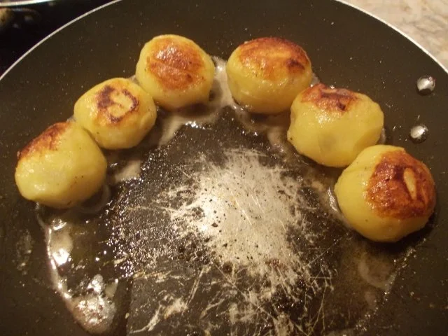 Gebratenes Fischfilet auf Zucchini-Tomatengemüse mit kleinen gebratenen Kartöffelchen - Rezept - Bild Nr. 5