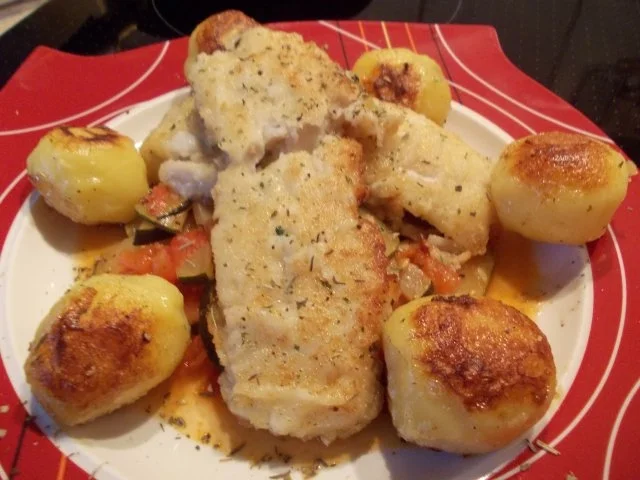 Gebratenes Fischfilet auf Zucchini-Tomatengemüse mit kleinen gebratenen Kartöffelchen - Rezept - Bild Nr. 7