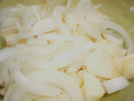 Rezept: Pellkartoffeln mit Apfel-Zwiebelsoße Bild Nr. 2 Pellkartoffeln mit Apfel-Zwiebelsoße - Rezept - Bild Nr. 2