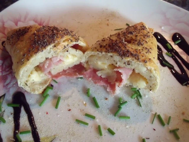 Rezept: Schinken-Käse-Hörnchen Bild Nr. 2 Schinken-Käse-Hörnchen - Rezept - Bild Nr. 2