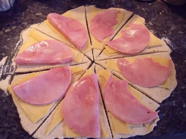 Rezept: Schinken-Käse-Hörnchen Bild Nr. 3 Schinken-Käse-Hörnchen - Rezept - Bild Nr. 3