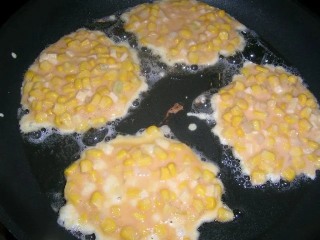 Rezept: Maisküchlein, rein vegetarisch oder als Beilage zu meiner Spanfekelkeule Bild Nr. 2 Maisküchlein, rein vegetarisch oder als Beilage zu meiner Spanfekelkeule - Rezept - Bild Nr. 2