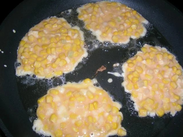 Rezept: Maisküchlein, rein vegetarisch oder als Beilage zu meiner Spanfekelkeule Bild Nr. 3 Maisküchlein, rein vegetarisch oder als Beilage zu meiner Spanfekelkeule - Rezept - Bild Nr. 3