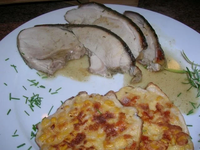 glasierte Spanferkelkeule mit Maisküchlein - Rezept - Bild Nr. 4