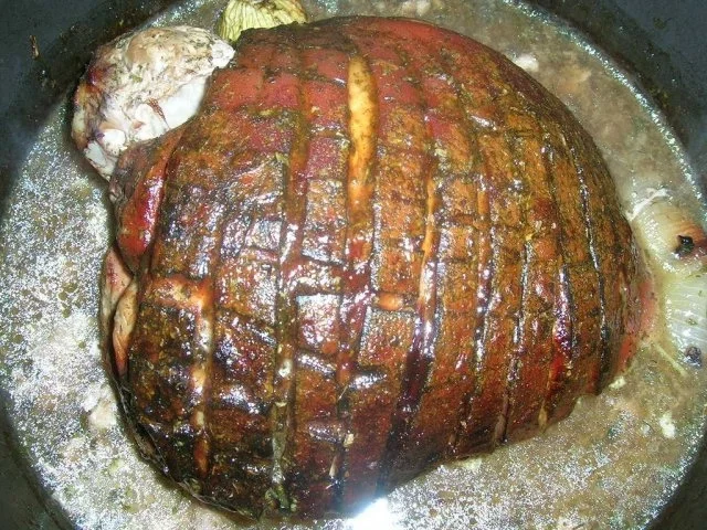 glasierte Spanferkelkeule mit Maisküchlein - Rezept - Bild Nr. 7