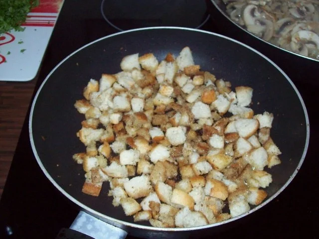 Rezept: Kalbsbraten mit Champignong-Brötchen-Füllung Bild Nr. 4 Kalbsbraten mit Champignong-Brötchen-Füllung - Rezept - Bild Nr. 4